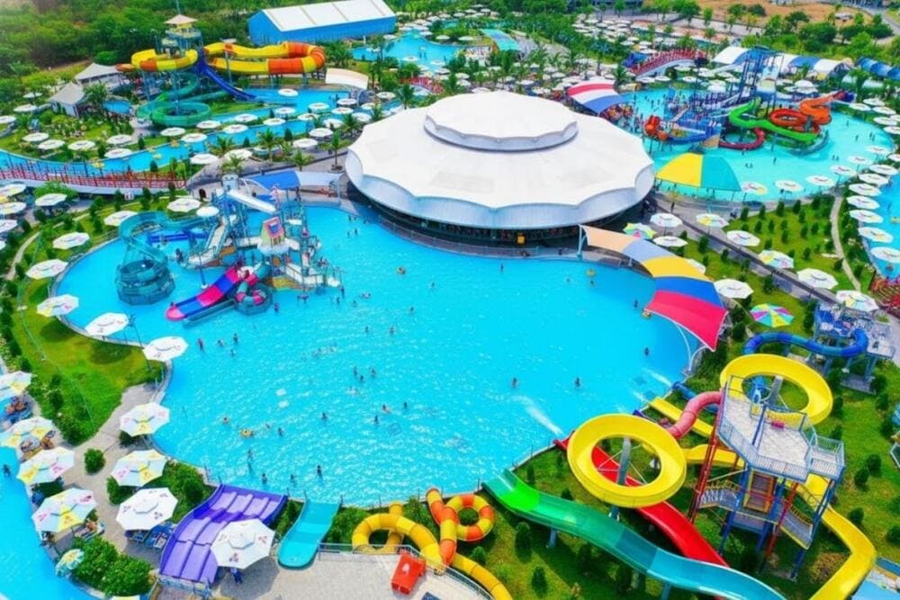 Tổ hợp giải tr&iacute; khổng lồ với h&agrave;ng loạt tr&ograve; chơi nước hiện đại, s&ocirc;i động h&agrave;ng đầu cả nước.